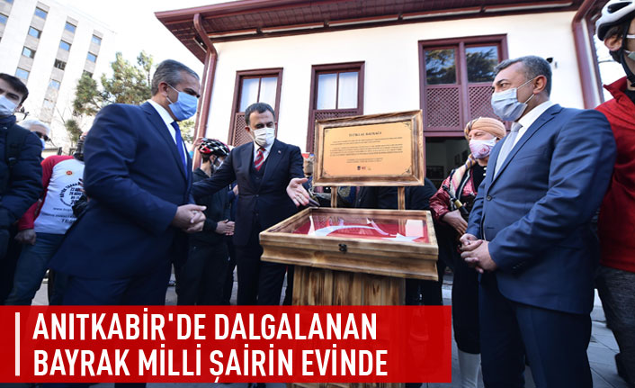 Anıtkabir'de dalgalanan bayrak milli şairin evinde