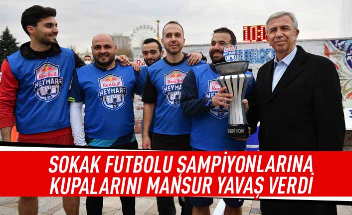 Sokak futbolu şampiyonlarına kupalarını Mansur Yavaş verdi
