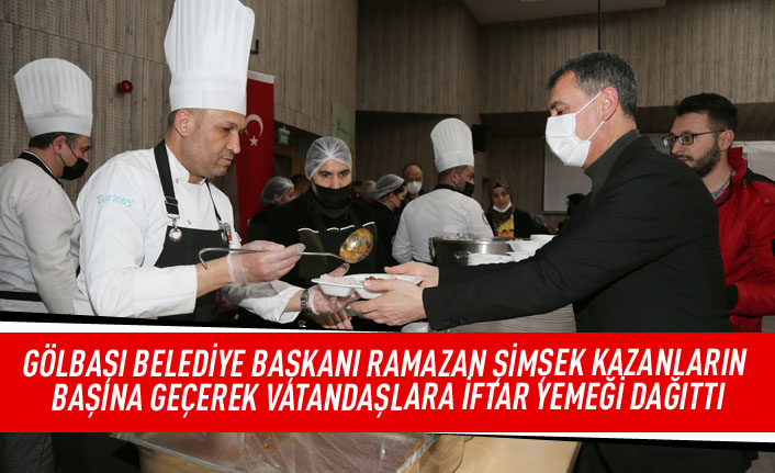 Gölbaşı Belediye Başkanı Ramazan Şimşek, kazanların başına geçerek vatandaşlara iftar yemeği dağıttı.