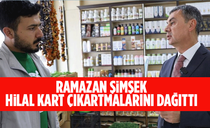 Ramazan Şimşek, Hilal Kart çıkartmalarını dağıttı