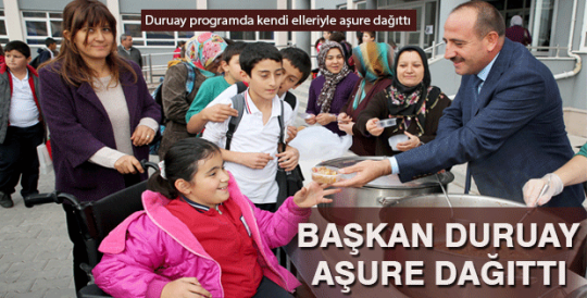 Başkan Duruay aşure dağıttı