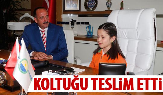 Başkan Duruay koltuğunu Merve'ye teslim etti