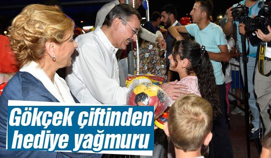 Başkan Gökçek çocuklara bayram hediyesi dağıttı