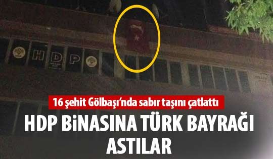 HDP binasına Türk bayrağı astılar
