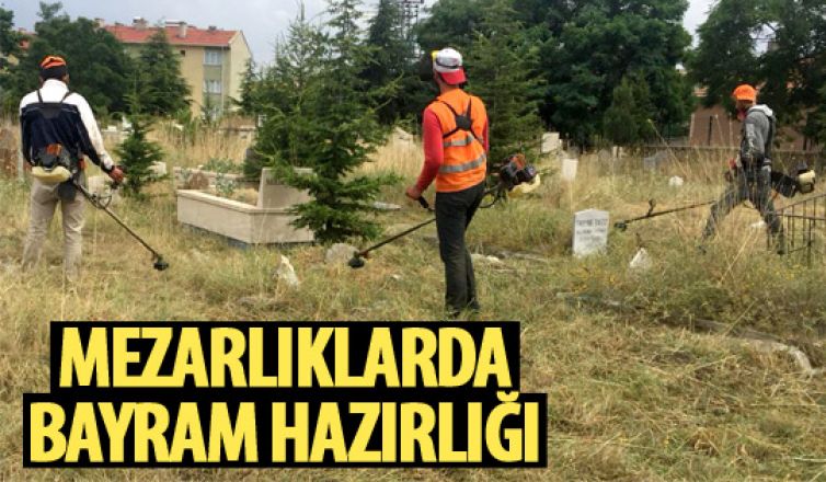 Mezarlıklar bayrama hazır