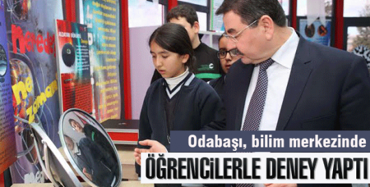 Odabaşı, bilim merkezinde öğrencilerle deney yaptı