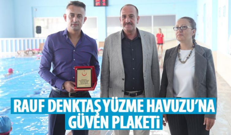 Rauf Denktaş Kapalı Yüzme Havuzu’na plaket