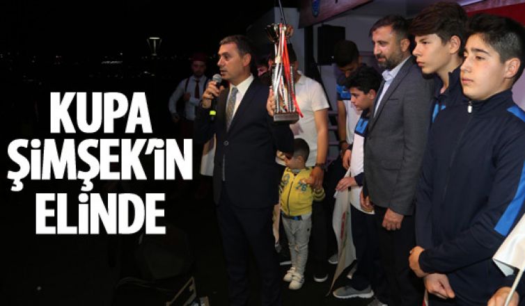 Şampiyonlar kupayı Başkan Şimşek'e takdim etti
