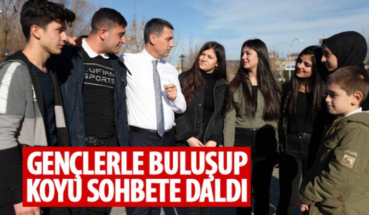 Şimşek, gençlerle buluşup sohbet etti