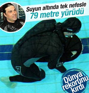 Su altında tek nefesle 79 metre yürüdü