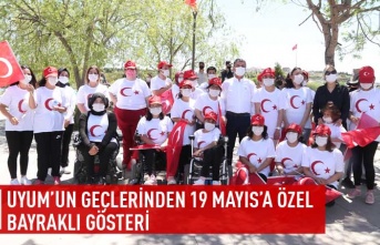 Uyum'un gençlerinden 19 Mayıs'a özel bayraklı gösteri