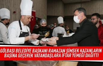 Gölbaşı Belediye Başkanı Ramazan Şimşek, kazanların başına geçerek vatandaşlara iftar yemeği dağıttı.