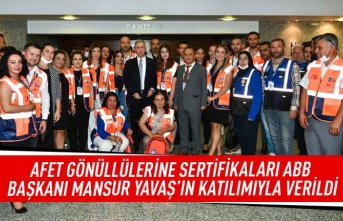 Afet Gönüllülerine sertifikaları Mansur Yavaş'ın katılımıyla verildi