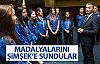 Hentbol takımı madalyalarını Başkan Şimşek'e sundu