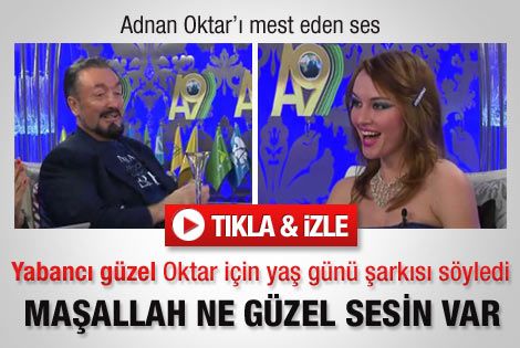 Yabancı güzelden Adnan Oktar'a yaş günü şarkısı - İzle