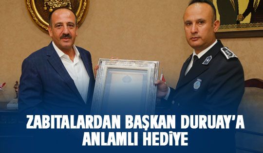 Zabıtalardan Başkan Duruay'a anlamlı hediye