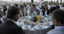 Ak Partililer iftar sofrasında bir araya geldi