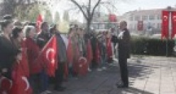 Atatürk Anıtı Al bayraklarla renklendi