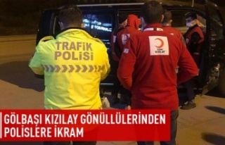 Kızılay Gölbaşı şubesi mensupları polislere...