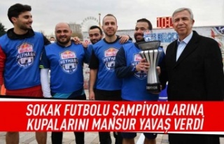 Sokak futbolu şampiyonlarına kupalarını Mansur...