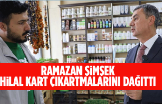 Ramazan Şimşek, Hilal Kart çıkartmalarını dağıttı