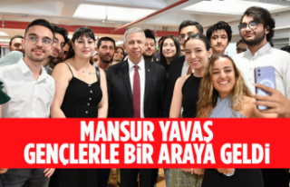 MANSUR YAVAŞ ÜNİVERSİTELİLERLE BİR ARAYA GELDİ