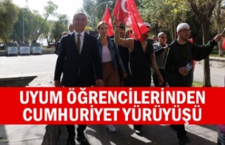 UYUM ÖĞRENCİLERİNDEN CUMHURİYET YÜRÜYÜŞÜ