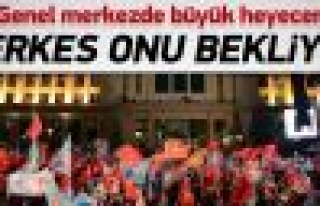 AK Parti Genel Merkezi önünde büyük kalabalık
