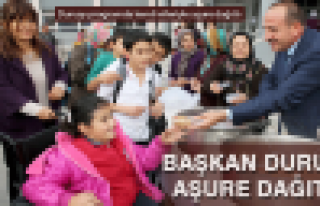 Başkan Duruay aşure dağıttı