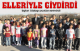 Elleriyle giydirdi