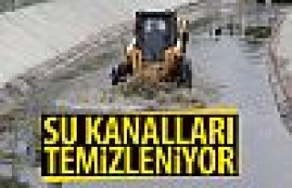 Gölbaşı Belediyesi su kanlarını temizlemeye devam...