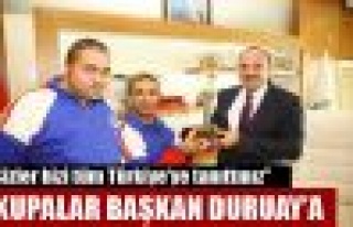 Kupalar Başkan Duruay'a