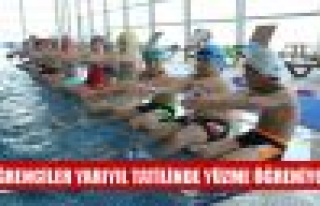 Öğrenciler Yarıyıl Tatilinde Yüzme Öğreniyor