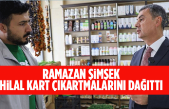 Ramazan Şimşek, Hilal Kart çıkartmalarını dağıttı