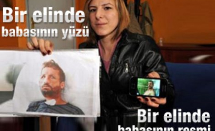 Bir elinde babasının yüzü bir elinde babasının resmi
