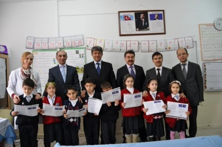 Öğrencilerin karne sevinci