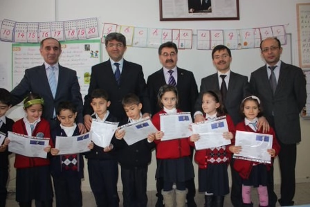 Öğrencilerin karne sevinci