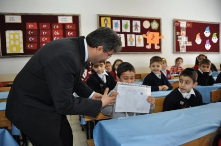 Öğrencilerin karne sevinci