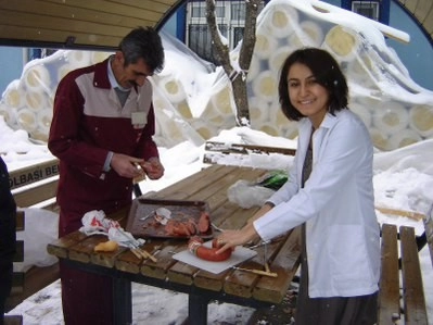 Sağlık personelinin kar’da mangal keyfi