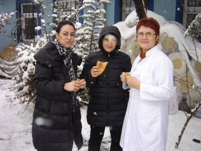 Sağlık personelinin kar’da mangal keyfi