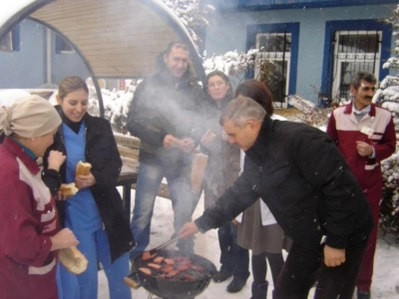 Sağlık personelinin kar’da mangal keyfi