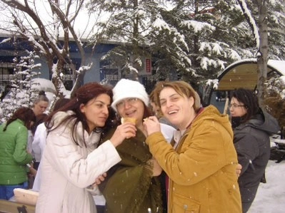 Sağlık personelinin kar’da mangal keyfi