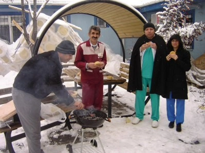 Sağlık personelinin kar’da mangal keyfi