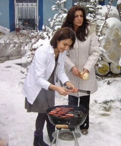 Sağlık personelinin kar’da mangal keyfi