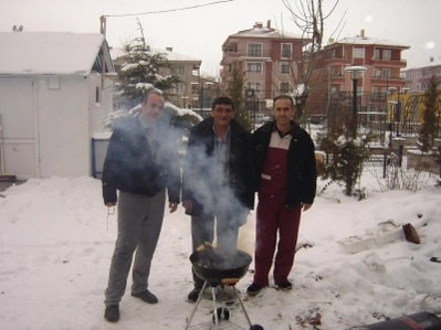 Sağlık personelinin kar’da mangal keyfi
