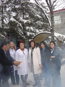 Sağlık personelinin kar’da mangal keyfi