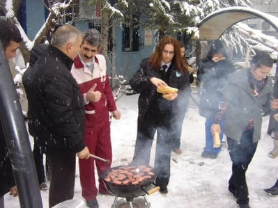 Sağlık personelinin kar’da mangal keyfi