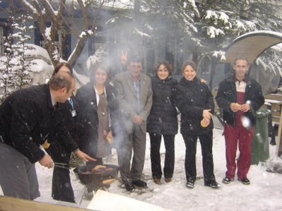 Sağlık personelinin kar’da mangal keyfi