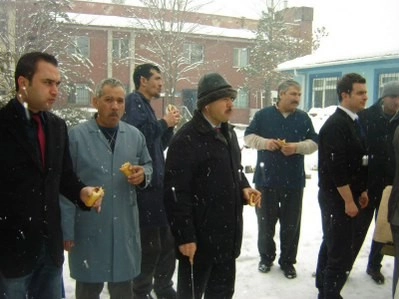 Sağlık personelinin kar’da mangal keyfi