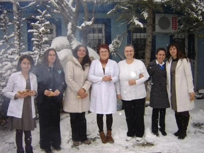 Sağlık personelinin kar’da mangal keyfi